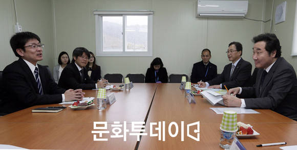 이낙연 도지사가 여수산단 내 스미토모세이카 폴리머스코리아 건설현장을 찾아 아리모토 타쿠미 스미토모세이카 폴리머스코리아 사장(왼쪽)으로부터 현황을 설명듣고 있다.