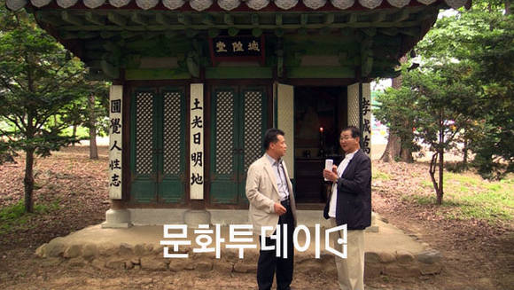 김대식 전 충주시의원과 황창연 푸드투데이 대표는 안보리 느티나무 숲 성황당 앞 얘기를 나누고 있다.