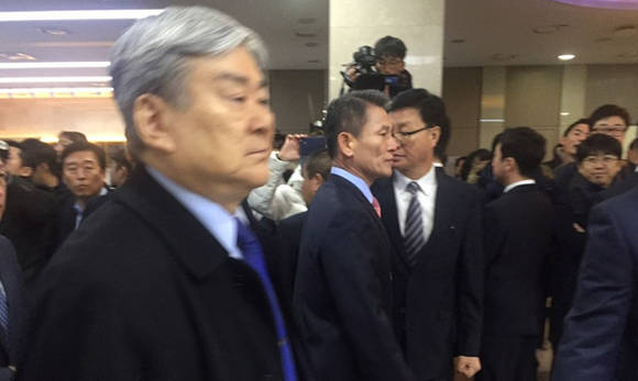 조양호 한진그룹 회장 ‘최순실 국정농단 진상규명’ 국정조사 청문회 위해 국회 청문회장에 들어갔다.