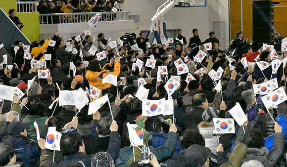 반기문 전 UN사무총장을 향해 힘차게 태극기를 흔들고 있는 충주시민들