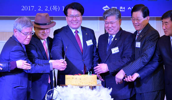 이근규 제천시장, 김정문 시의장을 비롯한 추진위원회 대표들이 케잌 커팅식을 하고 있다.