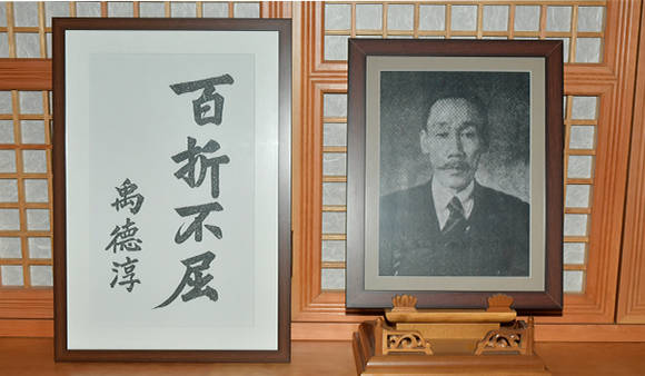 충북 제천시 복천사에 있는 우덕순 의사 사진(오른쪽)과 유묵(왼쪽)