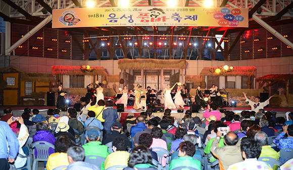 민초들의 삶과 애환을 직접 체험하고 즐길 수 있는 음성품바축제가 ‘힙합(Hip-Hop)’과 만났다. 사진은 음성품바축제 개막식.