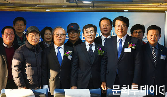 충북 제천시(시장 이근규)는 관내 한수면 북노리 청풍호 일원에 국내 최대 규모의 ‘수상태양광발전소'를 준공했다고 21일 밝혔다. (제공 : 제천시청)