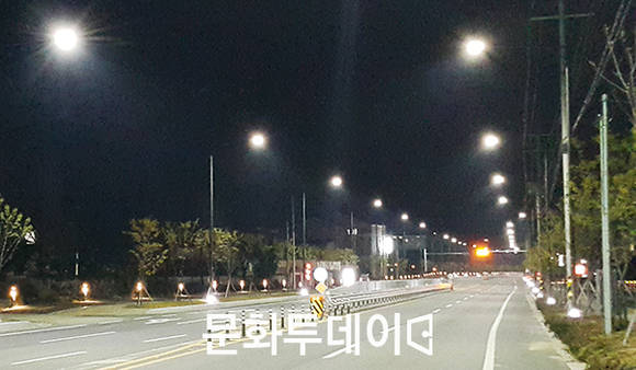 도로환경개선(단월서부우회도로가로등교체공사결과야간경관). (사진출처 : 충주시청)