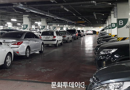 충북 충주시(조길형)는 장기·이중주차로 인한 주차불편을 해소하기 위해 다음 달부터 시청 지하주차장을 유료화한다고 9일 밝혔다. 사진은 충주시청 지하주차장. (출처: 충주시청)