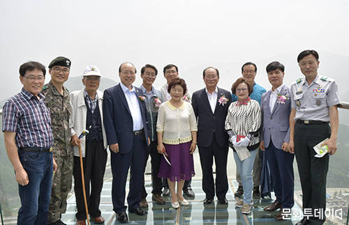 만천하스카이워크 만학천봉 전망대에서 류한우 단양군수를 비롯한 군 관계자, 군민들이 다 함께 전체 사진을 찍고 있다. (문화투데이 자료사진)