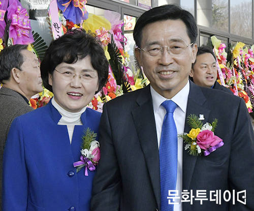 11일 오후 3시 더불어민주당 김춘진 전라북도 도지사 예비후보가 전북대학교 삼성문화회관에서 '희망 전북, 힘 있는 도지사' 북 콘서트를 열었다. 사진은 김춘진 후보(우측), 오명숙 여사(좌측). 2018.03.11