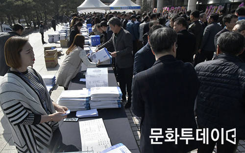 11일 오후 3시 더불어민주당 김춘진 전라북도 도지사 예비후보가 전북대학교 삼성문화회관에서 '희망 전북, 힘 있는 도지사' 북 콘서트를 열었다. 사진은 북 콘서트에 몰려든 전라북도 도민들. 2018.03.11