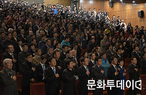 11일 오후 3시 더불어민주당 김춘진 전라북도 도지사 예비후보가 전북대학교 삼성문화회관에서 '희망 전북, 힘 있는 도지사' 북 콘서트를 열었다. 사진은 북 콘서트에 찾아온 내빈들과 전라북도 도민들. 2018.03.11