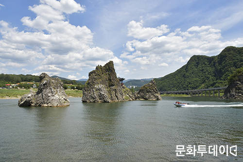 호반관광도시 충북 단양군(군수 류한우)이 도내에서 가장 관광 경쟁력 높은 도시로 선정됐다. 사지은 단양 도담삼봉. (문화투데이 자료사진)