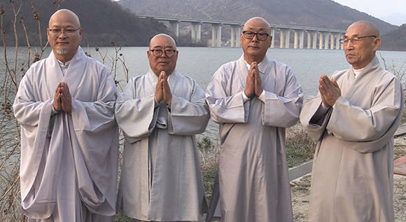 왼쪽부터 야탑 스님, 대붕 스님, 법륜 스님, 혜정 스님