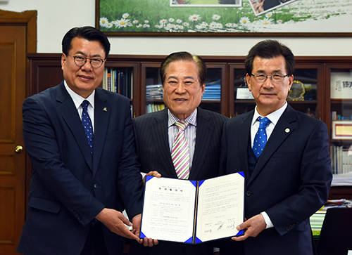 충청북도와 제천시는 ㈜ANC와 ‘ANC그룹 연수원 제천 건립을 위한 투자협약’을 체결했다고 10일 밝혔다. 사진은 이시종 지사(가장 우측), 이근규 시장(가장 좌측), 이호우 회장(중앙)이 연수원 제천 건립 투자협약을 하고 있는 모습. (출처: 제천시청)