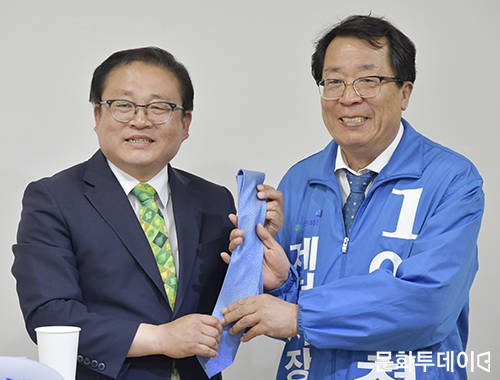 더불어민주당 제천시장 경선이 3인으로 압축된 가운데 컷오프된 장인수 정책위원회 부의장이 30일 이상천 제천시장 예비후보 지지선언을 했다. 사진은 장인수 부의장(좌측)이 이상천 후보(우측)에게 제천시장 당선을 염원하는 넥타이를 전달하는 모습. 2018.04.30