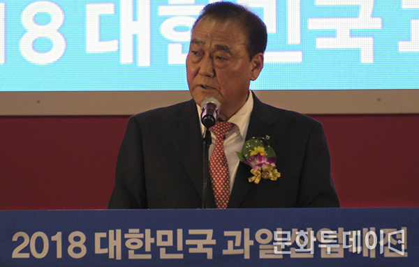 박철선 한국과수농협연합회 회장이 인사말을 하고 있다