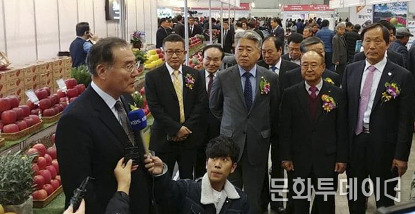 이개호 장관이 과일산업대전에서 설명을 하고 있다