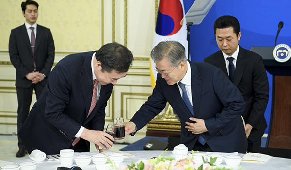 오른쪽 두번째 문재인 대통령, 왼쪽에서 두번째 이낙연 국무총리가 건배를 하고 있다